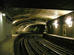 Photographie de quais et voie ferrée courbés sur la droite