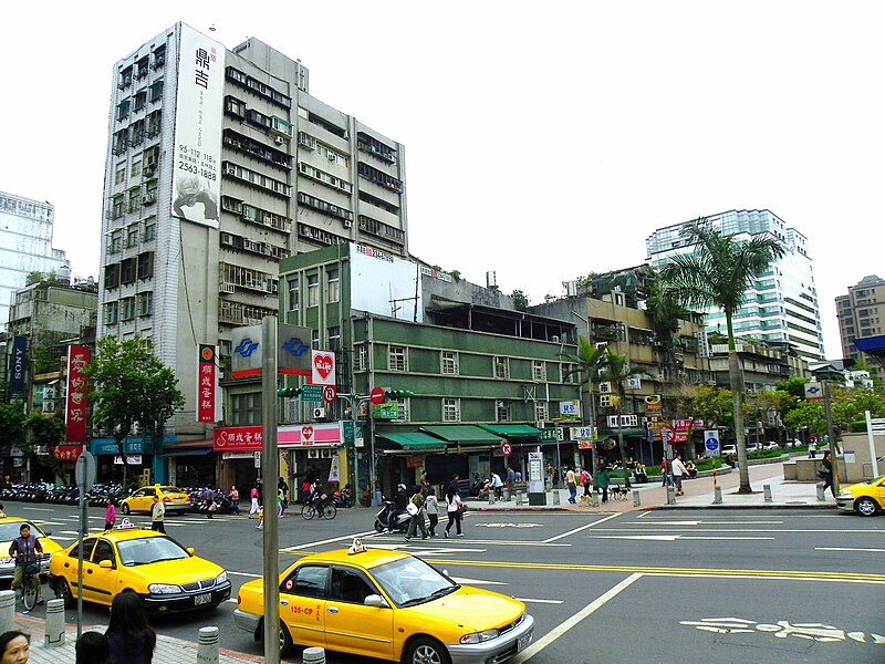 File:Minsheng West Road Nearby Shuanglian Station 20100425.jpg