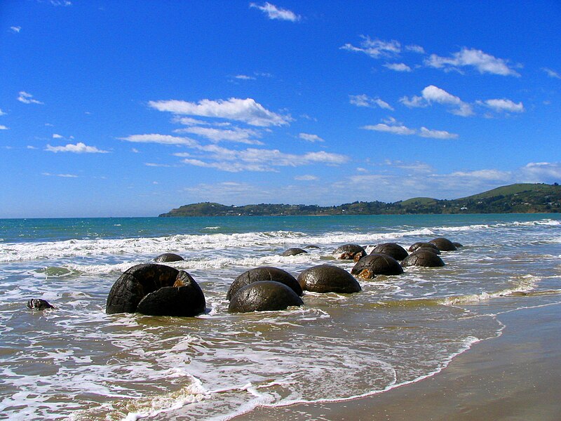 File:Moeraki Boulders, New Zealand.jpg