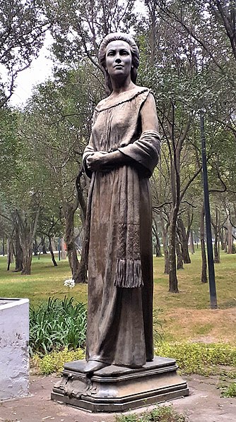 File:Monumento Dolores del Río.jpg