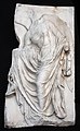 Moulage du temple d'Athéna Niké, Athènes, relief du parapet : Niké détachant sa sandale avant d'entrer dans le sanctuaire. Collection moulages antiques.