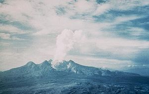 El Lamington visto desde el norte durante la erupción de 1951