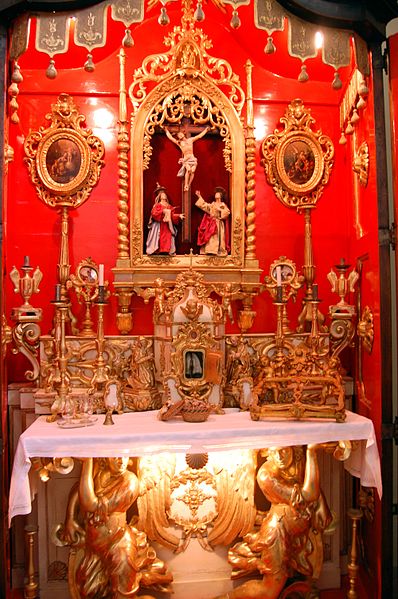 File:Museo Diocesano di Lucera- altare privato.JPG