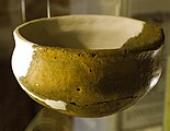 Polski: Naczynie ceramiczne z Wojciechowa (okres wpływów rzymskich - II / III wiek n.e.) w Muzeum w Ostródzie