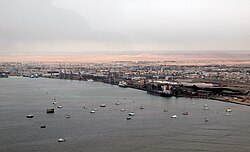 Walvis Bay városképe a kikötővel