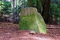 Wanderblockteilstück nordischer Herkunft; Ansicht von Süden: vermutlich Laurentius-Roste des Alten Klosters Buxtehude; Teil einer Grenzsteinreihe aus dem 15. Jahrhundert, die von Sieversen westwärts in den Rosengarten verläuft; seit dem 10. Juni 1955 Naturdenkmal