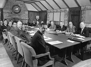 Președintele Dwight D. Eisenhower se întâlnește cu membrii Consiliului de Securitate Națională la cabana Holly, 1955