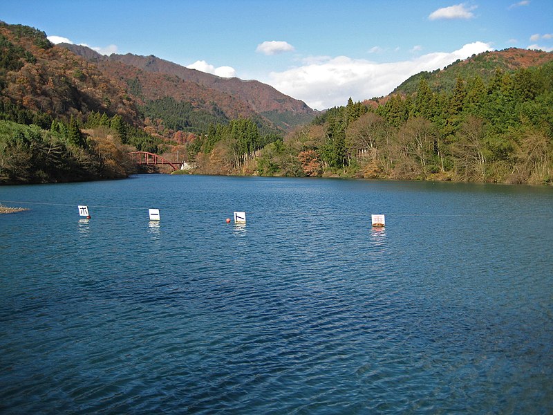 File:Nakanojo Dam lake.jpg