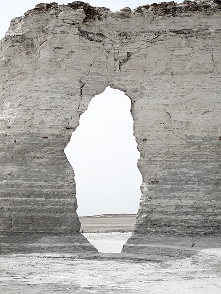 File:Natural arch developed in chalk & impure chalk (Smoky Hill Chalk Member, Niobrara Formation, Upper Cretaceous; Monument Rocks, Kansas, USA) 26.jpg