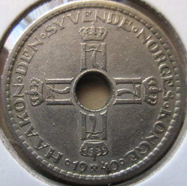 The obverse of a 1940 Norwegian krone. Coins with the H7 monogram were worn by Norwegian nationalists as jewellery during the occupation, and subseque