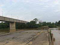 An old Temerloh Bridge near new bridge Old Temerloh bridge damaged in 1972 flood.JPG