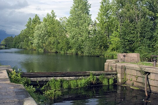 Озеро соединено каналом. Староладожский канал новая Ладога. Петровский канал в новой Ладоге. Шлюзы Староладожского канала. Петровский шлюз новая Ладога.