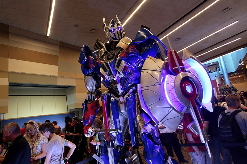 File:Optimus Prime statue (14357131465).jpg