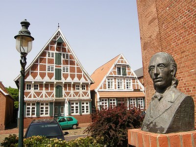 Buste af Voss ved hans bolig i Otterndorf (huset til højre)