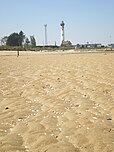 Le phare de Ouistreham et la plage bordant l'estuaire de l'Orne.