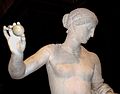 Venus svinger stridsbenet.  Romersk kopi av en gresk original, men selve pommelen er et tillegg fra 1600-tallet.  Museet Louvre.