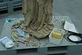Bas de la statue de Sainte-Agnès, et outils de restauration.