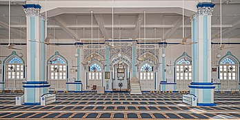 Interior da Nova Mesquita Memon em Carachi, Paquistão, uma das maiores e mais antigas mesquitas da cidade. A Pedra fundamental foi lançada em 24 de agosto de 1949 pelo governador-geral Khawaja Nazimuddin. Foi construída quando o Paquistão não existia. Dizem as pessoas que sua construção foi sobre um cemitério. A capacidade da mesquita está aumentando, segundo a pesquisa de alguns anos atrás, sua capacidade era para 10 mil pessoas. (definição 7 772 × 3 886)