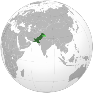 Пакистан на карте мира. Светло-зелёным обозначена территория Индии, не контролируемая Пакистаном, но считаемая им своей