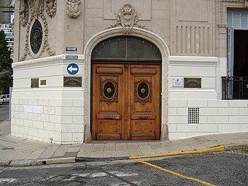 Ingreso principal del Palacio, en la calle Córdoba