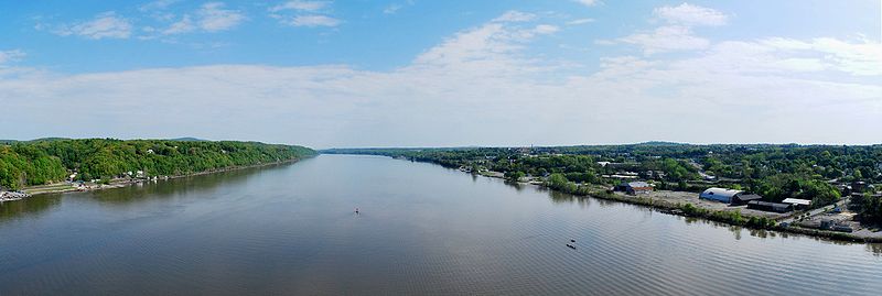 File:Panorama of Hudson River from walkway looking north.jpg