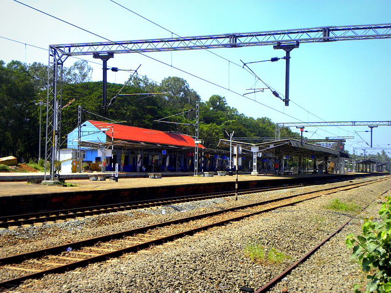 File:Paravur railway station - View from north side.jpg