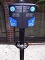 Паркинг метар со интегриран прстен за заклучување велосипед во Монтреал, Канада.