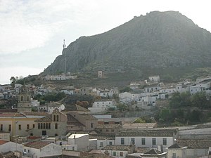 Peña de Martos, en cuya cima se asienta el castillo