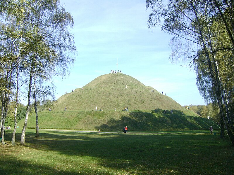 File:Piłsudski Mound1.jpg