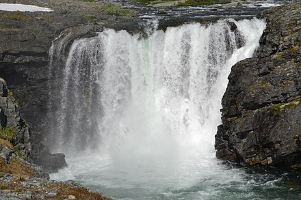 Финские водопады. Пихтсускенгяс водопад. Водопад Бридал Вейл. Водопады Финляндии. Водопад с листьями.