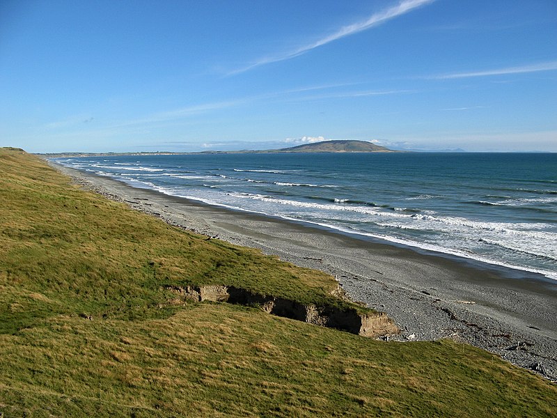 File:Pláž Te Waewae Bay, Pahia Hill - panoramio.jpg