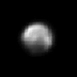 مه ۲۰۱۵: پلوتو از دیدگاه لوری از فاصلهٔ حدود ۷۵ میلیون کیلومتری[۱۱]