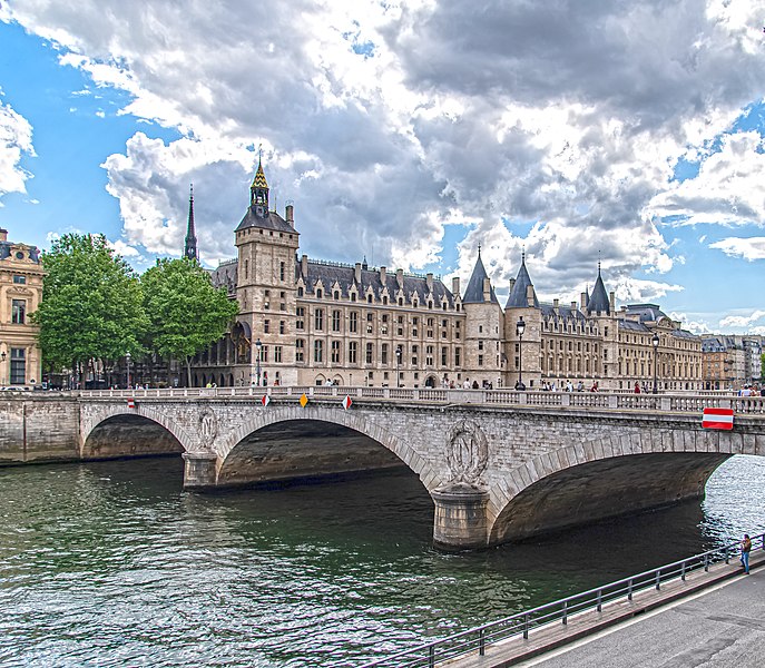 File:Pont au Change and Cour de Cassation-7808802 (52096467823).jpg