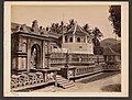 Poort van de Sri Dalada Maligawa, tempel van de heilige tand in Ceylon Dalada Maligawa. (Temple of the Tooth) Kandy (titel op object), RP-F-F02374.jpg