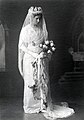 Porträtt av Alfhild Arosenius i bröllopsklänning - Nordiska Museet - NMA.0054272.jpg