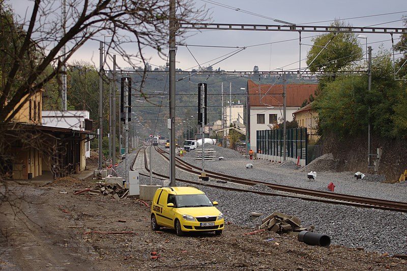 File:Praha, Bubeneč, rekonstrukce nádraží.jpg