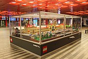 Čeština: Vitrina s modelem pražského Hlavního nádraží zbudovaným ze stavebnice Lego instalovaná v nádražní hale.