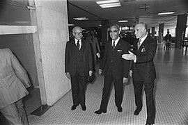 President Ferrier van Suriname op Schiphol aangekomen president Ferrier verwelk, Bestanddeelnr 929-1885.jpg