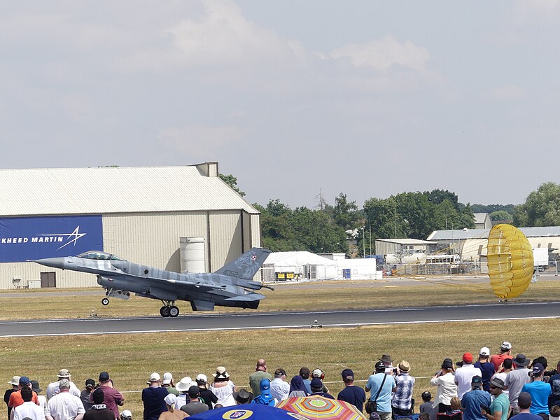 File:RIAT 2018 - Take off, landing and taxi P1030868 (41759642150).jpg