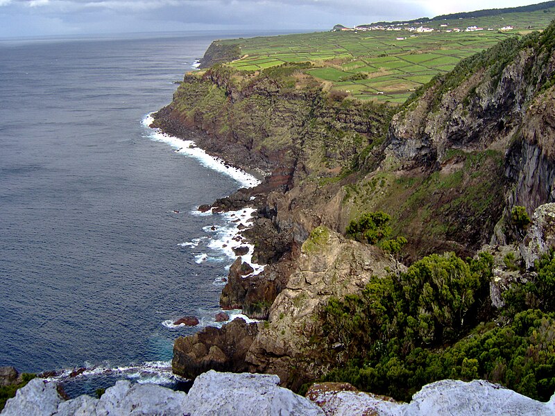 File:Raminho, zona costeira, Angra do Heroísmo, Terceira, Açores.JPG