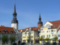 Marktplatz mit Rathaus, im Hintergrund die Kreuzkirche