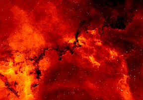 Gros plan sur la nébuleuse de la Rosette. La couleur rouge vient de l’hydrogène. Image basée sur des données acquises lors de la cartographie H-alpha du plan galactique nord par l’INT, préparée par Nick Wright à l’University College de Londres, dans le cadre de la collaboration IPHAS. (définition réelle 5 388 × 3 777)