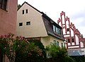 Wohnhaus in offener Bebauung, mit Stützmauer zur Gasse Rote Stufen und Hinterhaus