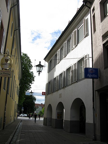 File:Rotteckhaus in der Freiburger Rathausgasse 33.jpg