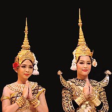 Danseuses du Ballet royal du Cambodge portant un mokot ksatrey (gauche) et un mokot ksat (à droite).