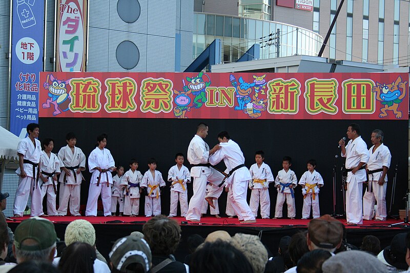 File:Ryukyu Matsuri in Shin-Nagata Oct09 040.JPG