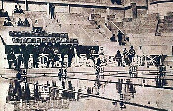photographie noir et blanc : des hommes plongent dans une piscine