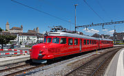 41. KWDer 1939 gebaute «Rote Pfeil» RAe 4/8 1021 der SBB, genannt «Churchill-Pfeil», in Rapperswil im Kanton St. Gallen (Mai 2014).