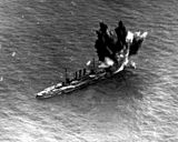 一枚炸弹命中东弗里斯兰号的左舷舰艏