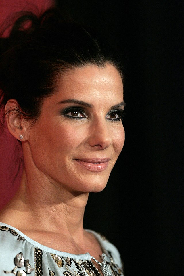 https://upload.wikimedia.org/wikipedia/commons/thumb/b/b6/Sandra_Bullock_%289189571805%29.jpg/640px-Sandra_Bullock_%289189571805%29.jpg